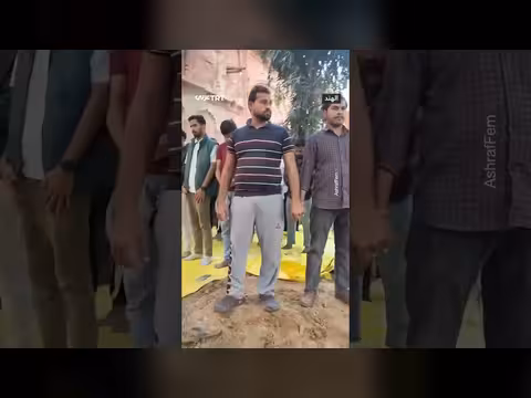 طلاب هندوس يحمون صلاة زملائهم المسلمين في الهند