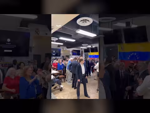 ترمب يزور مطعم في فلوريدا وسط استقبال حار