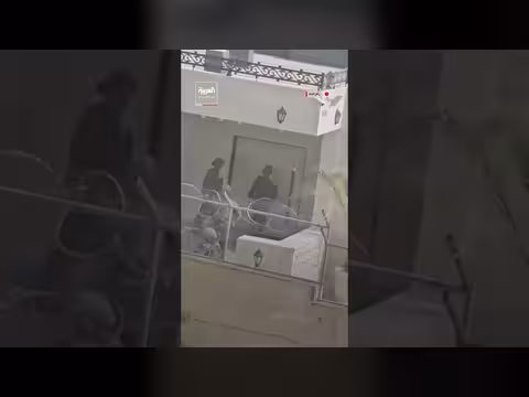 جنود إسرائيليون يحتجزون شباناً ويخلعون باب منزل شرق رام الله
