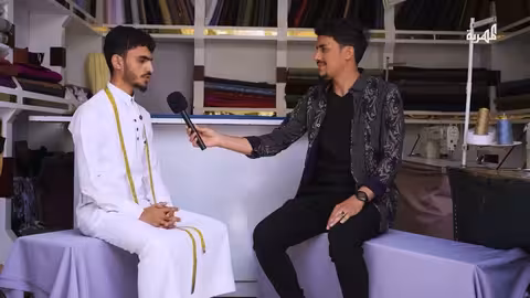 خياط من صنعاء يحفظ القرآن..قصة تحدٍ وإصرار