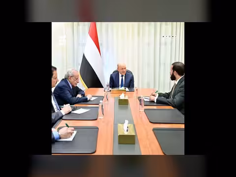 العليمي يشدد على الجاهزية القتالية بأبين