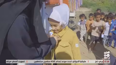 خلية الأعمال الإنسانية توزع ملابس شتوية في موزع