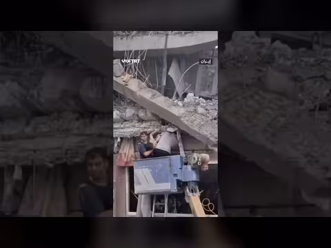 إنقاذ طفل أفغاني من تحت الأنقاض في إيران