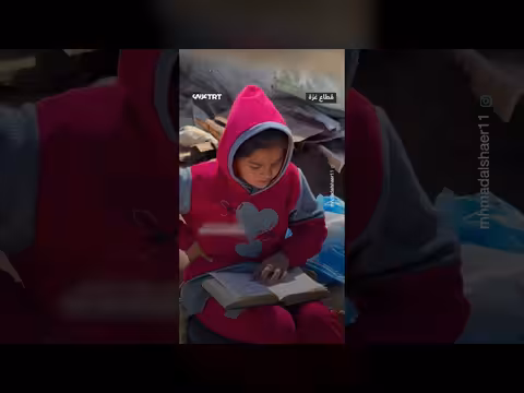 طفلة فلسطينية تتلو القرآن بين خيام غزة