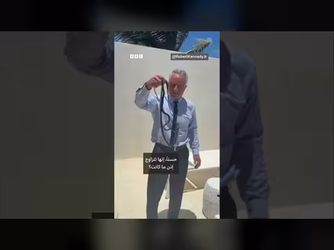 كينيدي يلتقط ثعابين بيديه