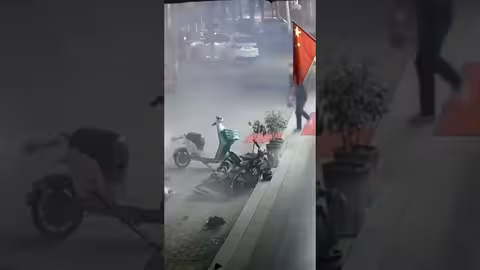 نجاة شخص من حريق سيارته بعد اصطدام بشجرة