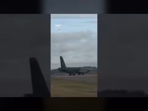 مشاهد لقاذفات أمريكية B-52 تقلع من بريطانيا نحو إيران