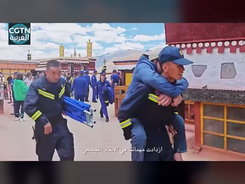 فريق الإطفاء يحمي قصر بوتالا