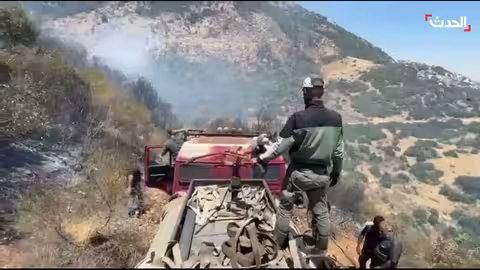 إطفاء رجال الإطفاء حريقاً ضخماً في جبل فورو.