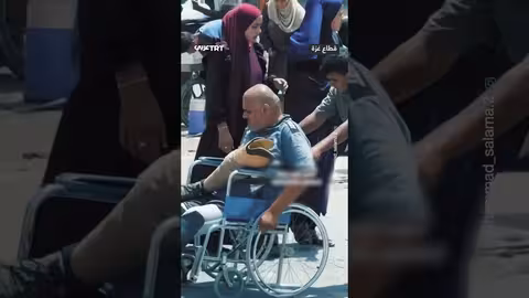 ابن يدفع والده على كرسي متحرك