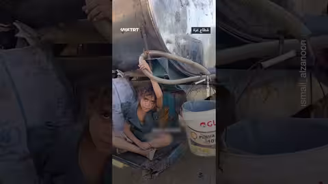 طفلة فلسطينية تعاني النزوح في قطاع غزة