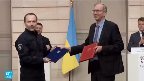 ماكرون وزيلينسكي يوقعان اتفاقًا لشراء أوكرانيا مقاتلات رافال وأنظمة دفاع جوي