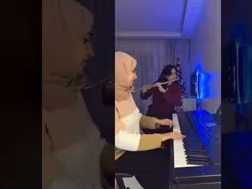 أبرار الحناني يعزف على البيانو