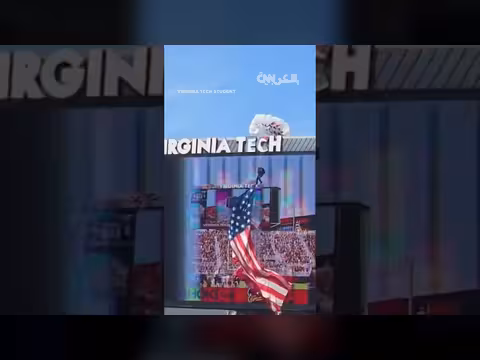 مظلي علق على شاشة عرض في ملعب أمريكي