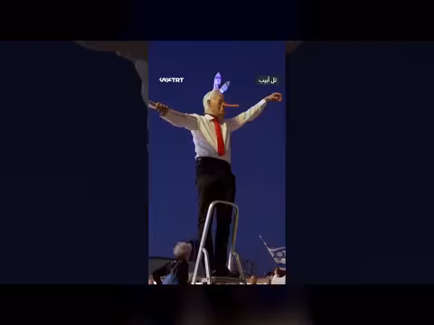 لوحات ساخرة من نتنياهو وترمب في احتجاجات تل أبيب