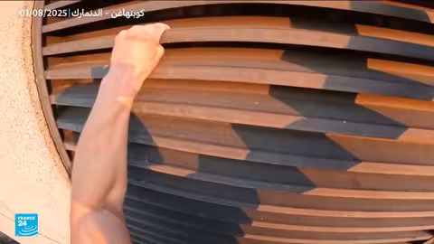 مغامر بريطاني يتسلق برجاً شاهقاً في كوبنهاغن