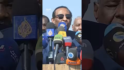 رئيس الوزراء السوداني وسط حشد في الخرطوم