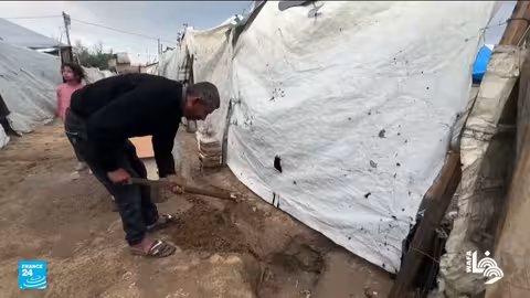 غزة: أمطار غزيرة تغرق مخيمات النازحين وتزيد من معاناتهم