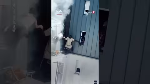 إنقاذ أطفال من مبنى في الطابق السادس