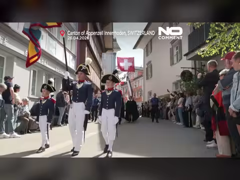 ناخبون سويسريون يرفعون الأيادي في اقتراع شعبي