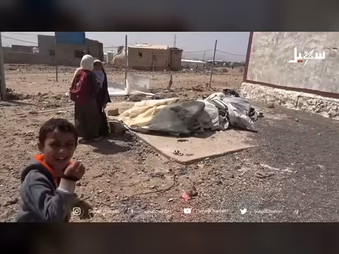 العواصف تهدد الطلاب في فصول الخيام الهشة