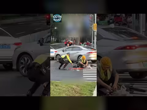 تفاصيل إنسانية راقية بين الشرطة والمواطنين في الصين