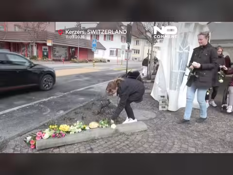 مشيعون يضعون الزهور بعد حريق حافلة قاتل في سويسرا