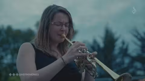 نافخ المزمار الفنان عبد الله جمعان أمام العازفين الفرنسيين.