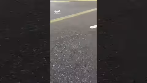 انهيار أرضي يغلق طريقًا صحراويًا شمال السعودية