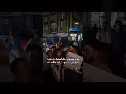 شاب يمني يشارك احتجاجات عدن مع طفله