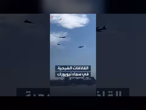 قاذفات القنابل تحلق فوق سماء نيويورك