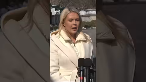 ترامب يترقب نتائج محادثات عمان مع إيران وسط توترات عسكرية