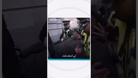 ناشط يغني سننتصر في ليدز رفضاً لحظر حركة فلسطين آكشن