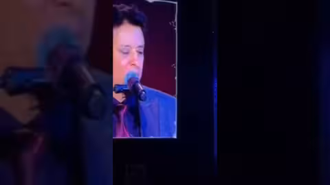 الموسيقار #أحمد_فتحي يصعد إلى مسرح أبوبكر سالم لبدء وصلته الغنائية