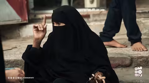 أم نازحة تحول المسواك إلى مصدر رزق في عيد