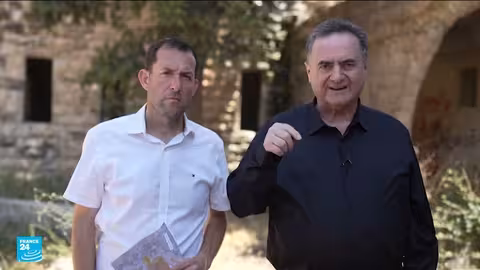 الجيش الإسرائيلي يُجبر مسنين على إخلاء منزلهما في نابلس.