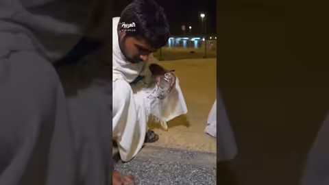 الحجاج يبدأون جمع حصى الجمرات في مكة المكرمة