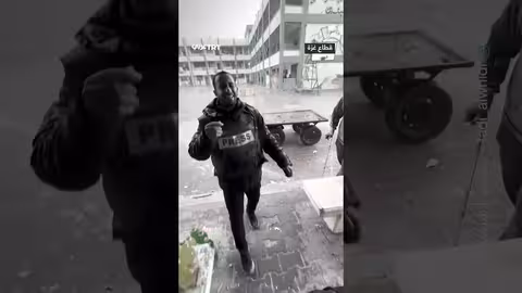 أرشيف فادي الوحيدي: أنس الشريف يلعب مع الأطفال