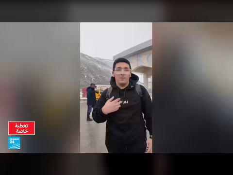 إيرانيون يفرون من الحرب بينما آخرون يعودون