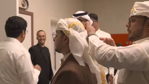 استعدادات حماسية للفريق قبل الحفلة: تجربة موسيقية استثنائية بروح عصرية!