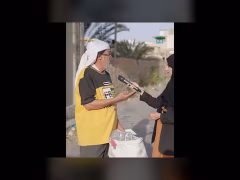 جبر القلوب: رجل يبيع علب الماء لسد احتياجاته