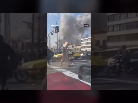 غارات جوية إسرائيلية تتسبب في تصاعد الدخان فوق سماء طهران