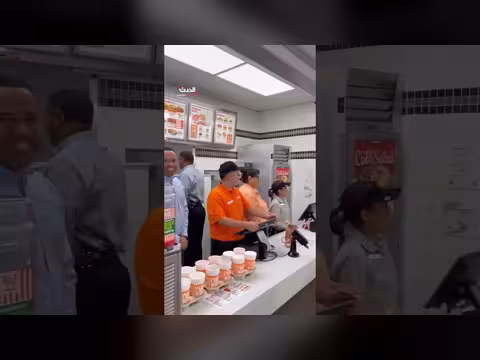 ترمب يشتري وجبات برغر لزبائن مطعم في تكساس