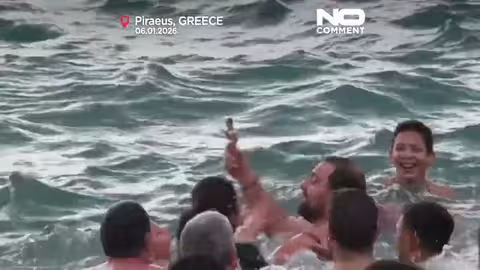 شبان يونانيون يغطسون لانتشال صليب في عيد الغطاس