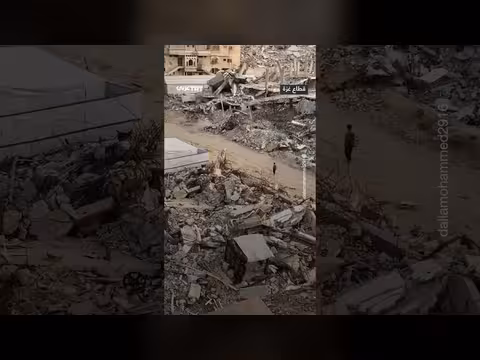 طفل فلسطيني يسير بين الأنقاض إلى مدرسته