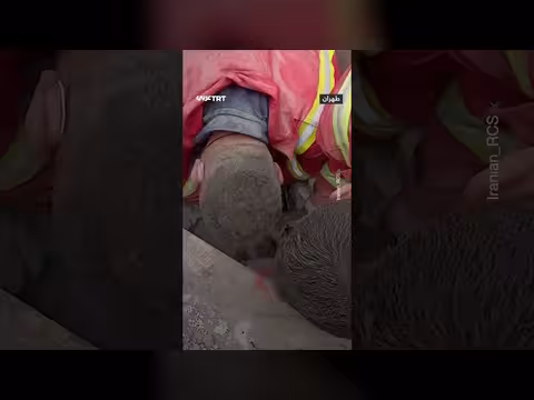 إنقاذ رجل عالق تحت أنقاض الغارات على طهران