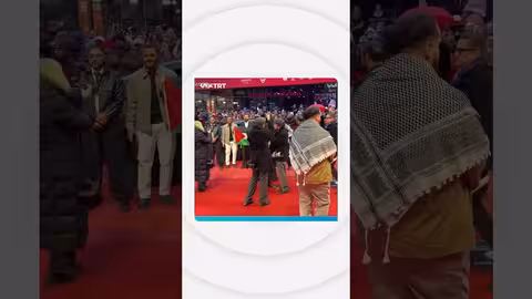 رفع العلم الفلسطيني في مهرجان برلين السينمائي لدعم فيلم "وقائع زمن الحصار"