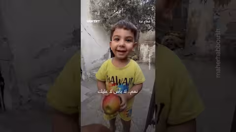طفل غزة ينسى اسم التفاحة بعد عامين من الحصار