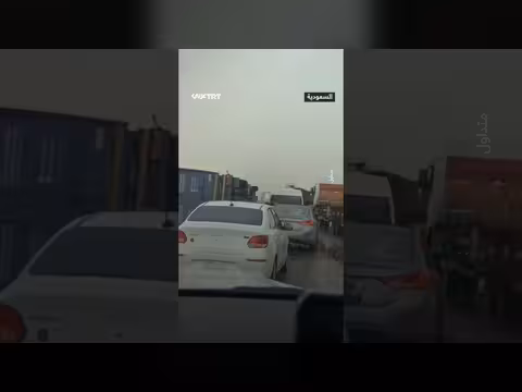رياح قوية تقلب شاحنات وأعمدة كهرباء في السعودية
