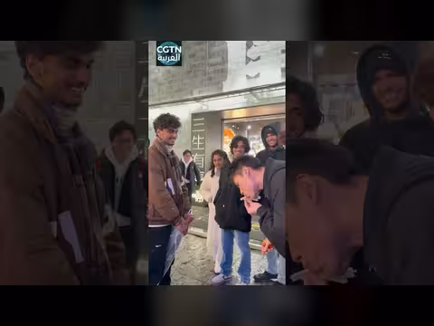 إعجاب السياح بنفث النار. . فن صيني عريق يثير الدهشة